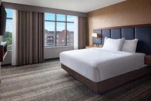 Embassy Suites by Hilton South Bend客房内的一张或多张床位