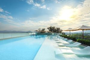 Swimming pool sa o malapit sa Hilton Garden Inn Phuket Bang Tao