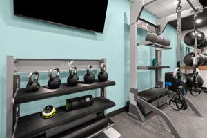 Fitness centrum a/nebo fitness zařízení v ubytování Tru By Hilton Portland Airport, Or