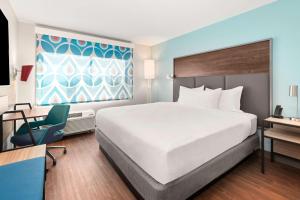 um quarto de hotel com uma cama grande e uma secretária em Tru By Hilton Portland Airport, Or em Portland