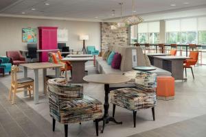uma sala de espera com mesas e cadeiras numa loja em Home2 Suites By Hilton Columbus Polaris em Columbus