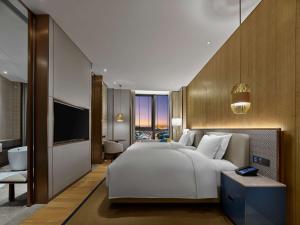 Postel nebo postele na pokoji v ubytování Hilton Hainan Ocean Flower Island