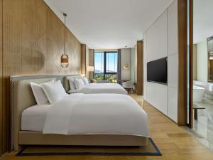 Postel nebo postele na pokoji v ubytování Hilton Hainan Ocean Flower Island