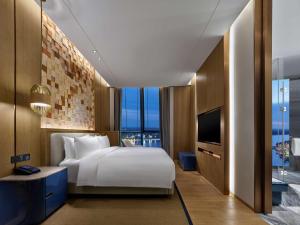 Postel nebo postele na pokoji v ubytování Hilton Hainan Ocean Flower Island