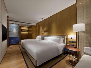 Postel nebo postele na pokoji v ubytování Hilton Hainan Ocean Flower Island