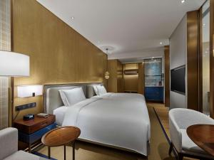 Postel nebo postele na pokoji v ubytování Hilton Hainan Ocean Flower Island