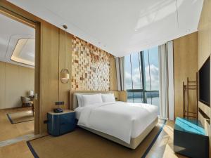 Postel nebo postele na pokoji v ubytování Hilton Hainan Ocean Flower Island