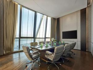 TV a/nebo společenská místnost v ubytování Hilton Hainan Ocean Flower Island