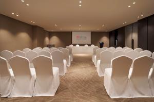 uma sala de conferências com cadeiras brancas e uma mesa em Hilton Garden Inn Seoul Gangnam em Seul