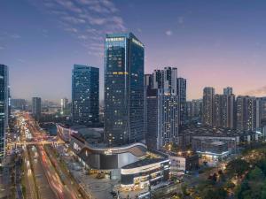 een skyline van de stad met hoge gebouwen en verkeer in een stad bij DoubleTree By Hilton Chengdu Riverside in Chengdu