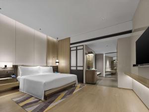 Postel nebo postele na pokoji v ubytování Hilton Zhuhai