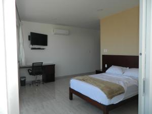 Rúm í herbergi á ACL Suites
