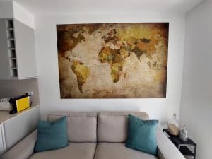 uma sala de estar com um mapa do mundo na parede em Cosy, Stylish, Central em Lisboa