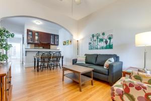 uma sala de estar com um sofá e uma mesa em Ideally Located Denver Townhome with Deck! em Denver