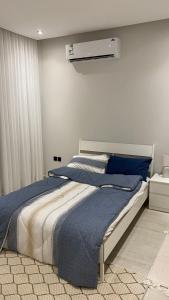 Luxury Apartment tesisinde bir odada yatak veya yataklar