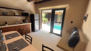 Bazén v ubytování Family & Couples HARMONIA Suites in Tulum nebo v jeho okolí