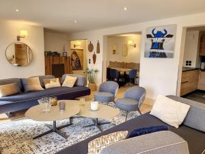 Uma área de estar em Appartement Montvalezan-La Rosière, 5 pièces, 8 personnes - FR-1-275-186