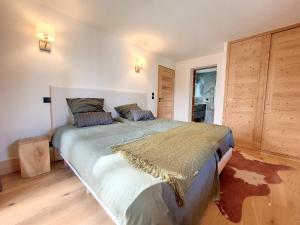 Cama ou camas em um quarto em Appartement Montvalezan-La Rosière, 5 pièces, 8 personnes - FR-1-275-186