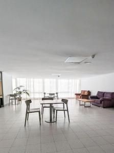una camera con tavolo, sedie e divano di Apartamento Tenerife Sur a Playa de las Americas