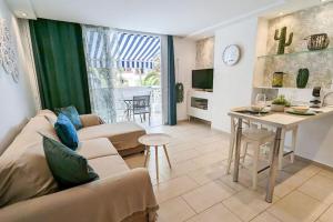 un soggiorno con divano e tavolo di Apartamento Tenerife Sur a Playa de las Americas
