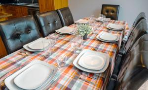 una mesa con platos y vasos en la parte superior en Le 583 Stoneham CITQ#239,960, en Stoneham