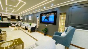 Il comprend un salon avec des canapés et une télévision à écran plat. dans l'établissement المهندسين البطل احمد عبد العزيز, au Caire
