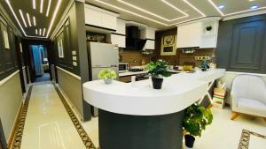- une cuisine avec un îlot blanc dans une chambre dans l'établissement المهندسين البطل احمد عبد العزيز, au Caire