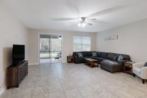 a living room with a couch and a tv at Carson Lake Escape in Jacksonville