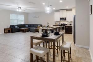 cocina y sala de estar con mesa y sillas en Carson Lake Escape en Jacksonville