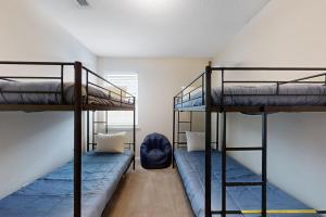 Habitación con 3 literas en una habitación en Carson Lake Escape, en Jacksonville