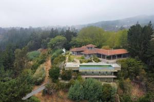 an aerial view of a house on a hill at Casa de Lujo frente al Mar en Buchupureo-Curanipe in Curanipe