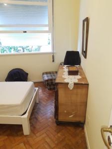sypialnia z łóżkiem, biurkiem i oknem w obiekcie Posto6 w mieście Rio de Janeiro