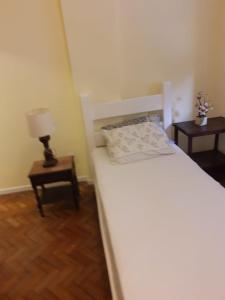 sypialnia z białym łóżkiem i dwoma stolikami nocnymi w obiekcie Posto6 w mieście Rio de Janeiro