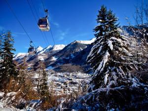 una montaña cubierta de nieve con un remonte en Appartement Cauterets, 3 pièces, 6 personnes - FR-1-234-298, en Cauterets