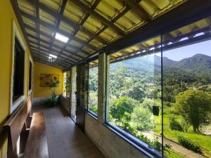 um quarto com uma grande janela com vista em Casa de campo Bela Vista em Itamonte
