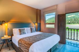 1 dormitorio con cama grande y ventana grande en Hotel Xue Sabana en Cajicá