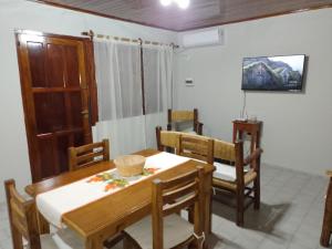 a dining room with a table and chairs at AYMTINDARITO in San Rafael