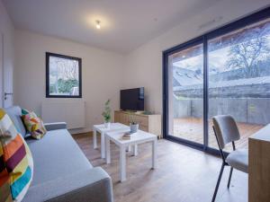 Televízia a/alebo spoločenská miestnosť v ubytovaní Appartement Neuf à Loudenvielle - 6 pers, 2 ch, terrasse sud, proche télécabine et Balnéa - FR-1-695-12