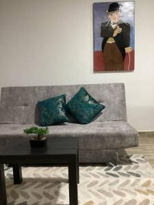 a living room with a couch and a painting on the wall at Apartamento en Rionegro cerca del aeropuerto in Rionegro