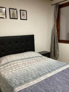 a bedroom with a bed with a blue and white blanket at Apartamento en Rionegro cerca del aeropuerto in Rionegro
