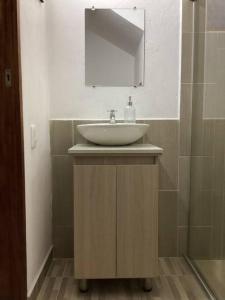 a bathroom with a sink and a mirror at Apartamento en Rionegro cerca del aeropuerto in Rionegro