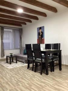 a dining room with a table and chairs and a couch at Apartamento en Rionegro cerca del aeropuerto in Rionegro