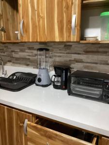 a kitchen counter with a blender and a microwave at Apartamento en Rionegro cerca del aeropuerto in Rionegro