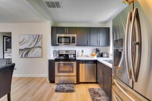 una cocina con electrodomésticos de acero inoxidable y negro en Modern Downtown Las Vegas Home Near Fremont Street en Las Vegas
