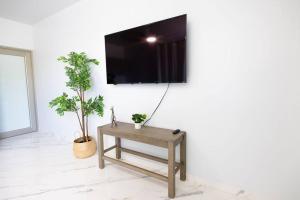 TV a/nebo společenská místnost v ubytování Ramey Cir D, near airport, beaches W/KING Bed.
