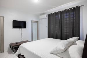 TV a/nebo společenská místnost v ubytování Ramey Cir D, near airport, beaches W/KING Bed.