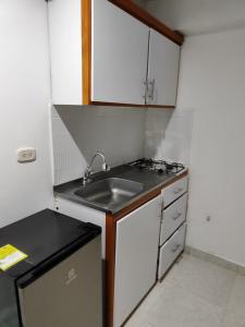 una piccola cucina con lavandino e piano cottura di Cómodo estudio vía termales a Santa Rosa de Cabal