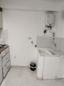 una cucina bianca con lavandino e bancone di Cómodo estudio vía termales a Santa Rosa de Cabal
