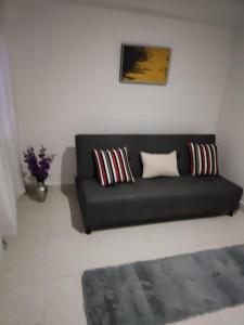 un divano nero in soggiorno di Cómodo estudio vía termales a Santa Rosa de Cabal