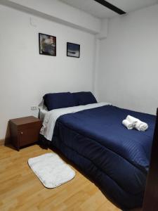 - une chambre avec un lit bleu et du parquet dans l'établissement Cómodo estudio vía termales, à Santa Rosa de Cabal